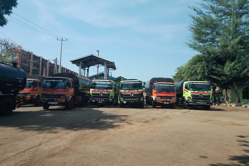 Truk tangki aspal berpemanas – sisi kanan